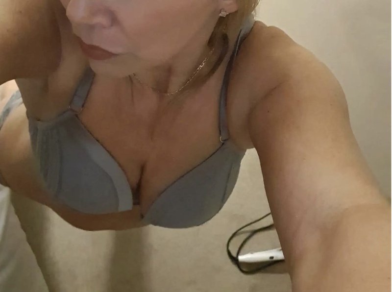 Elly49