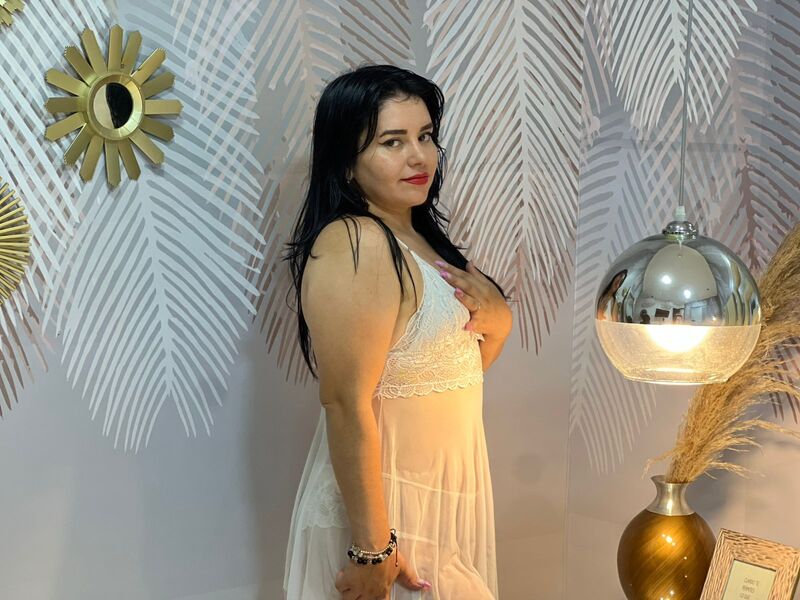 ISSA_CURVYHOT
