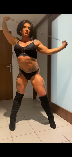 NiceMuscleGirlXZXZ