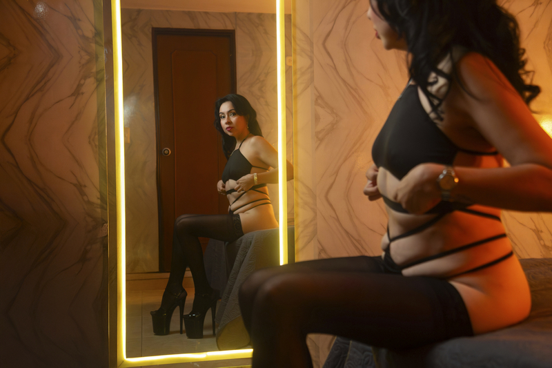 Kendraa_Hot